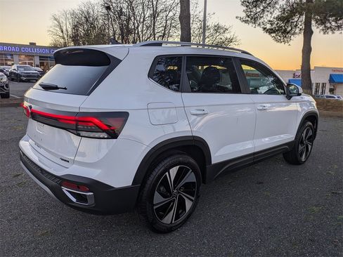 New 2026 Volkswagen Taos SE image 4