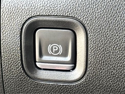 Used 2022 Chevrolet Silverado 1500 LT w/ Z71 Off-Road Package image 28