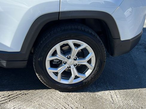 Used 2024 Jeep Compass Latitude image 12