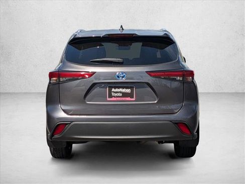 Certified 2021 Toyota Highlander XLE image 7