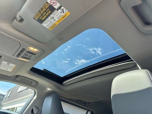 Used 2022 Toyota Highlander XLE AWD/4WD image 16