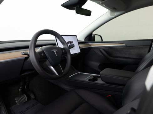 Used 2025 Tesla Model Y Long Range RWD image 13