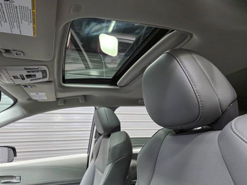 Used 2023 Toyota Sienna XLE FWD image 14