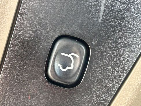 Used 2015 Chrysler Town & Country Touring w/ Driver Convenience Group image 8