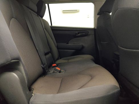 Used 2022 Toyota Highlander L FWD image 19