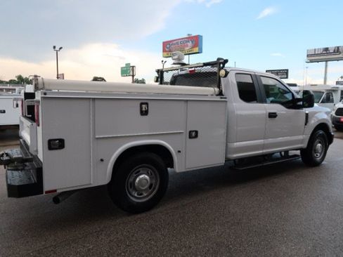 Used 2021 Ford F250 XL w/ Power Equipment Group RWD image 4