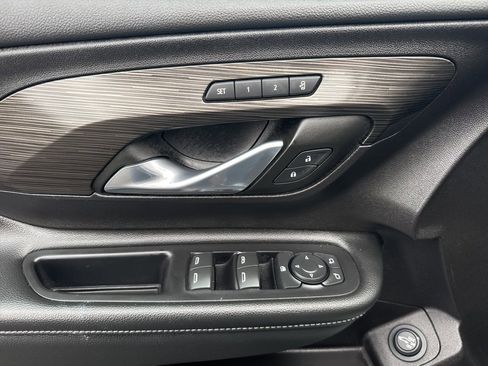 Used 2024 GMC Terrain SLT image 12