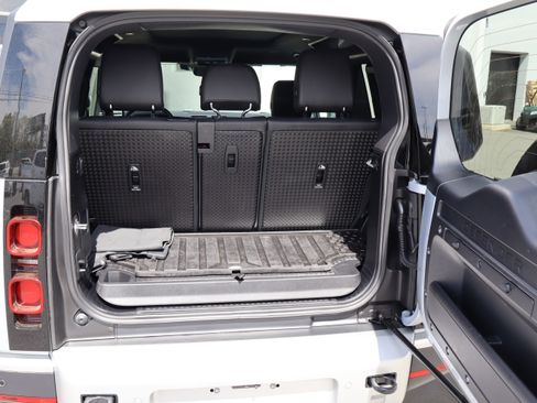 Used 2024 Land Rover Defender 90 S image 29