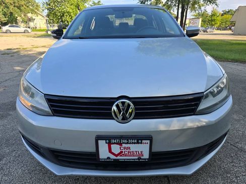 Used 2011 Volkswagen Jetta SE FWD image 2