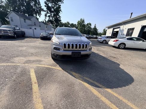Used 2016 Jeep Cherokee Latitude AWD/4WD image 17