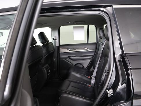 Used 2023 Jeep Grand Cherokee Limited AWD/4WD image 32