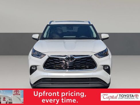 Used 2023 Toyota Highlander Limited FWD image 3