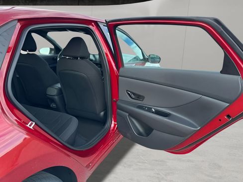 Used 2025 Hyundai Elantra Sport image 28