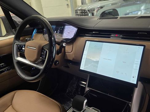 New 2025 Land Rover Range Rover Long Wheelbase SE image 10