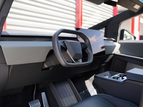 Used 2025 Tesla Cybertruck AWD Crew Cab image 13
