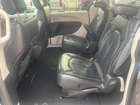 Used 2022 Chrysler Pacifica Touring-L FWD image 27