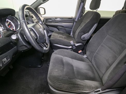 Used 2016 Dodge Grand Caravan SE image 32