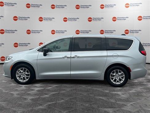 Used 2024 Chrysler Pacifica Touring-L image 2
