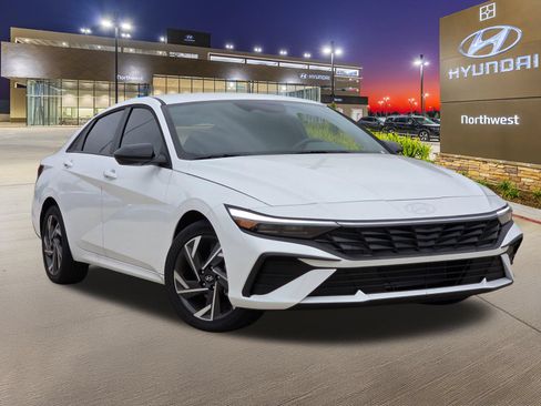 Used 2025 Hyundai Elantra Sport FWD image 3