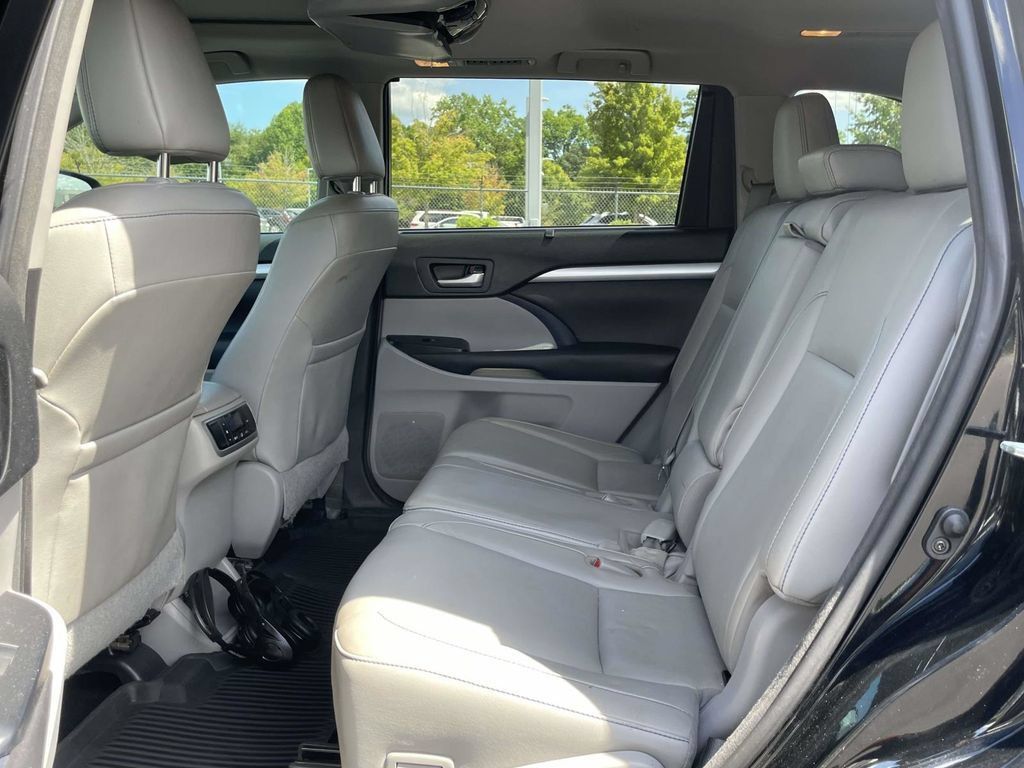 Used 2017 Toyota Highlander XLE AWD/4WD image 18