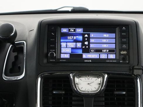 Used 2014 Chrysler Town & Country Touring image 27