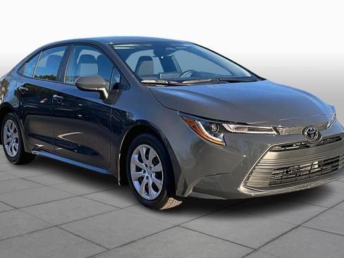 Used 2025 Toyota Corolla LE image 2