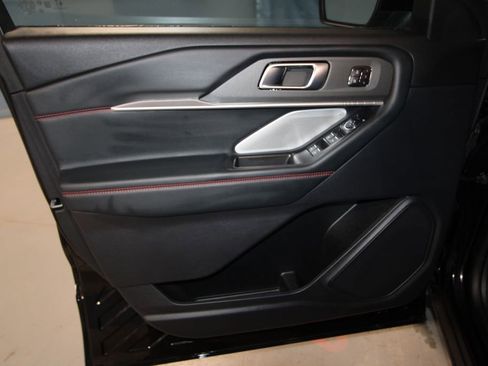 Used 2025 Ford Explorer ST image 5