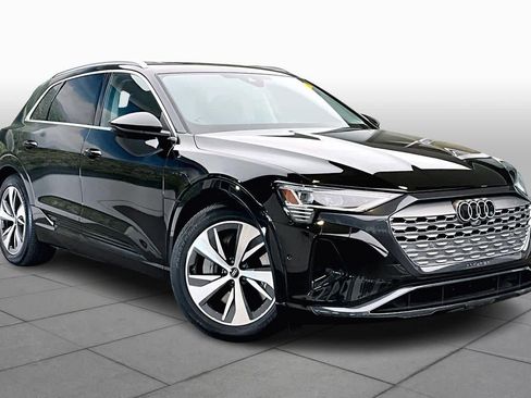 Used 2024 Audi Q8 e-tron Premium Plus w/ Premium Plus Package image 2