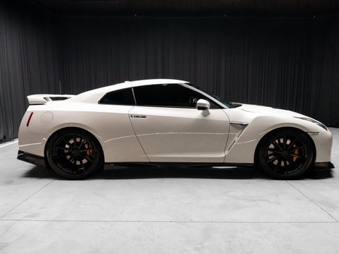 Used 2020 Nissan GT-R Premium image 14