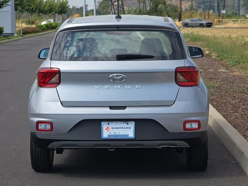 Used 2026 Hyundai Venue SE FWD image 4