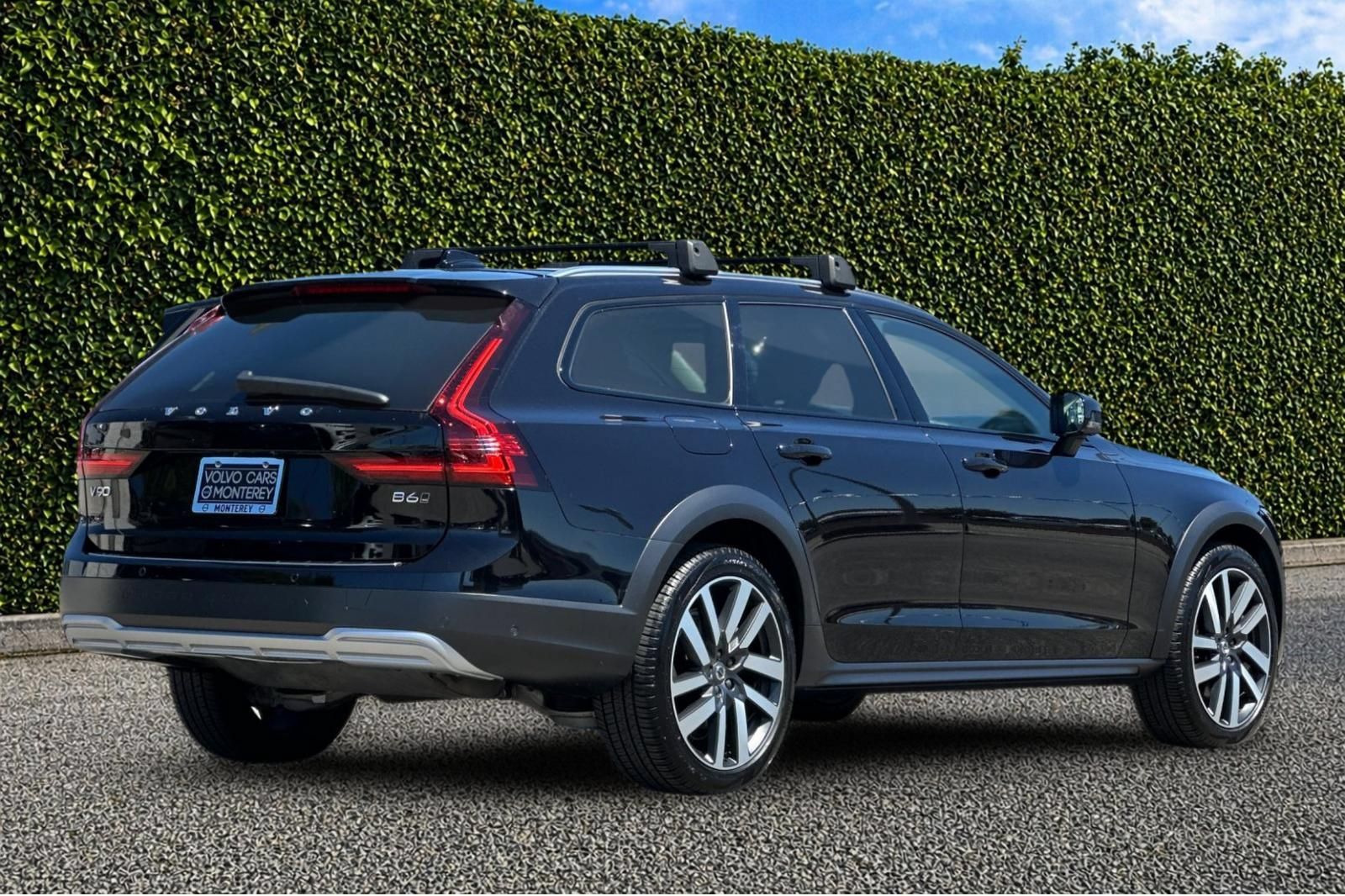 Used 2025 Volvo V90 B6 Cross Country Ultra AWD/4WD image 4