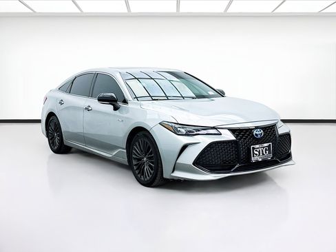 Used 2019 Toyota Avalon Limited image 3