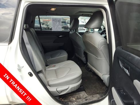 Used 2021 Toyota Highlander XLE image 23