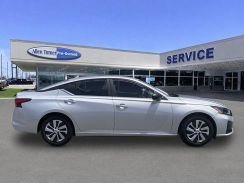 Used 2025 Nissan Altima 2.5 S FWD image 9