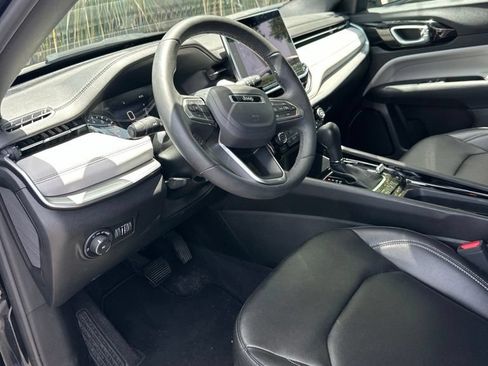 Used 2025 Jeep Compass Limited AWD/4WD image 3