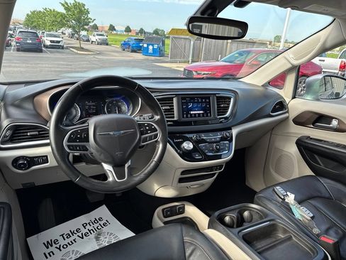 Used 2018 Chrysler Pacifica Touring-L FWD image 31
