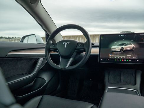 Used 2023 Tesla Model 3 Standard Range RWD image 18