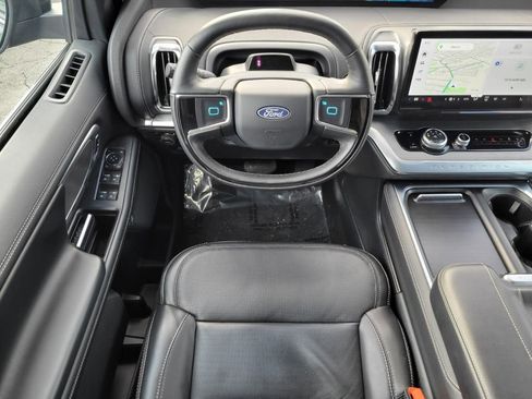 Used 2025 Ford Expedition Platinum image 11