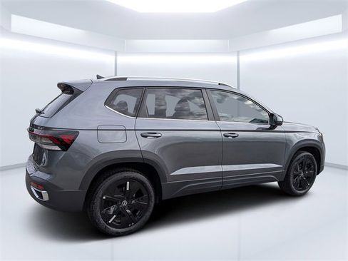 New 2026 Volkswagen Taos SE image 3