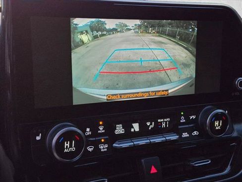 Used 2023 Toyota Highlander XLE FWD image 19