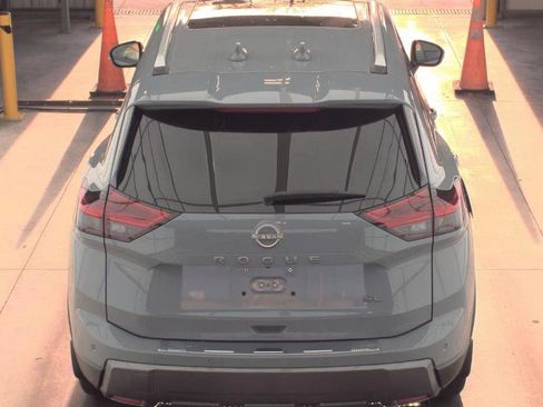 Used 2025 Nissan Rogue SL w/ Tech Package FWD image 3
