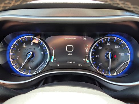 Used 2024 Chrysler Pacifica Touring-L FWD image 30