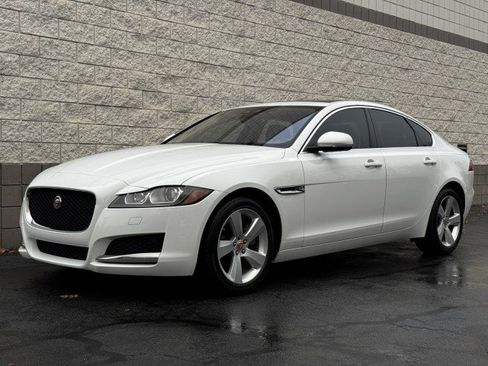 Used 2017 Jaguar XF image 1