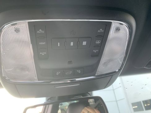 Used 2015 Jeep Grand Cherokee Limited w/ Luxury Group II image 16