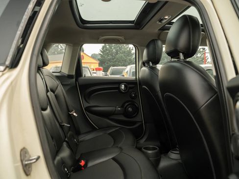 Used 2018 MINI Cooper 4-Door Hardtop w/ Premium Package FWD image 10