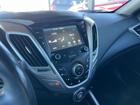 Used 2017 Hyundai Veloster Value Edition image 18