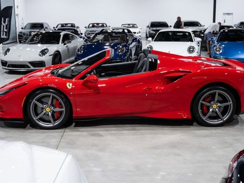 Used 2021 Ferrari F8 Tributo image 3