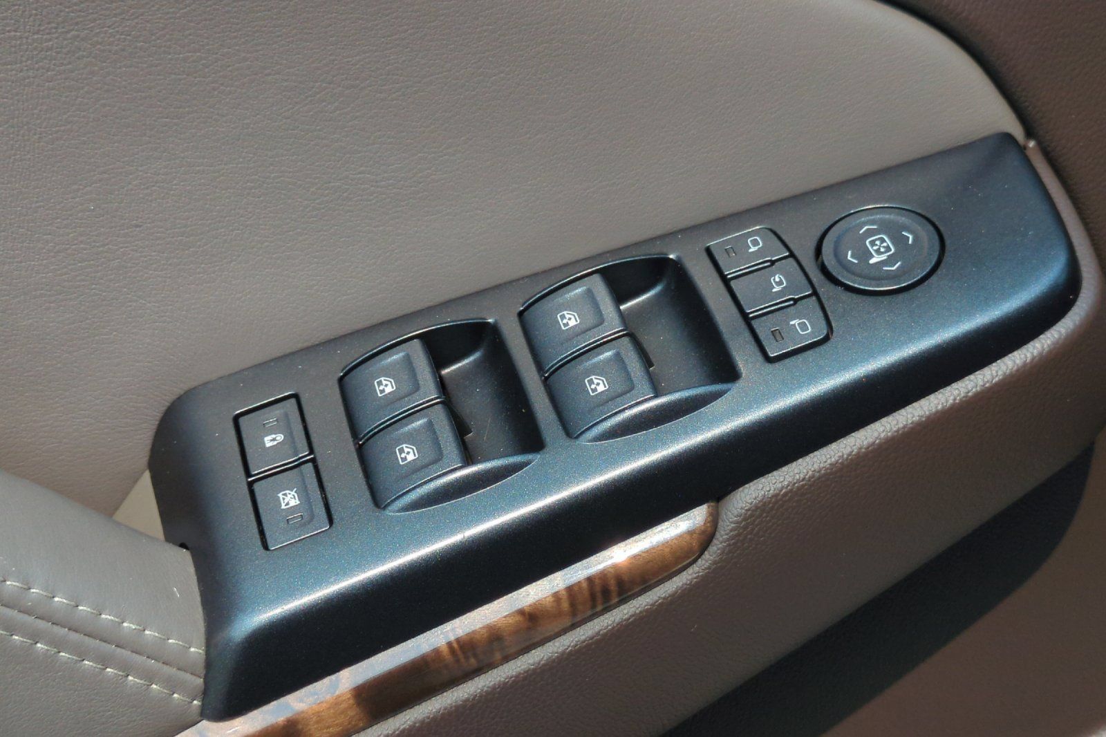 Used 2015 GMC Yukon Denali w/ Premium Package AWD/4WD image 11