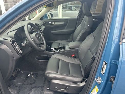 Certified 2025 Volvo XC40 B5 Plus image 19