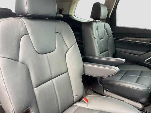 Used 2025 Kia Telluride EX w/ EX Captain's Chair Package image 30